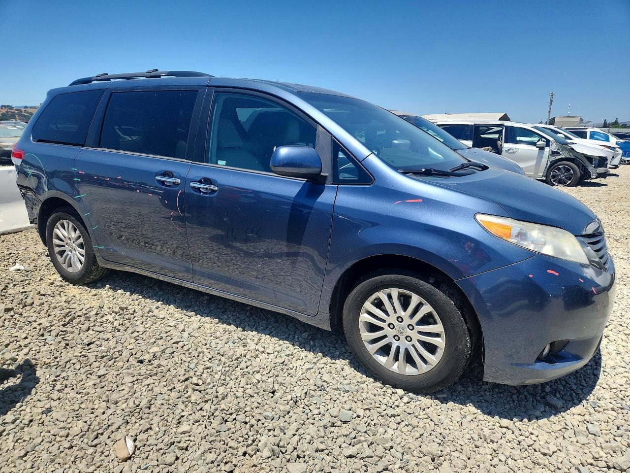 2013 Toyota Sienna Xle 8-passenger Blue vin: 5TDYK3DC0DS355160