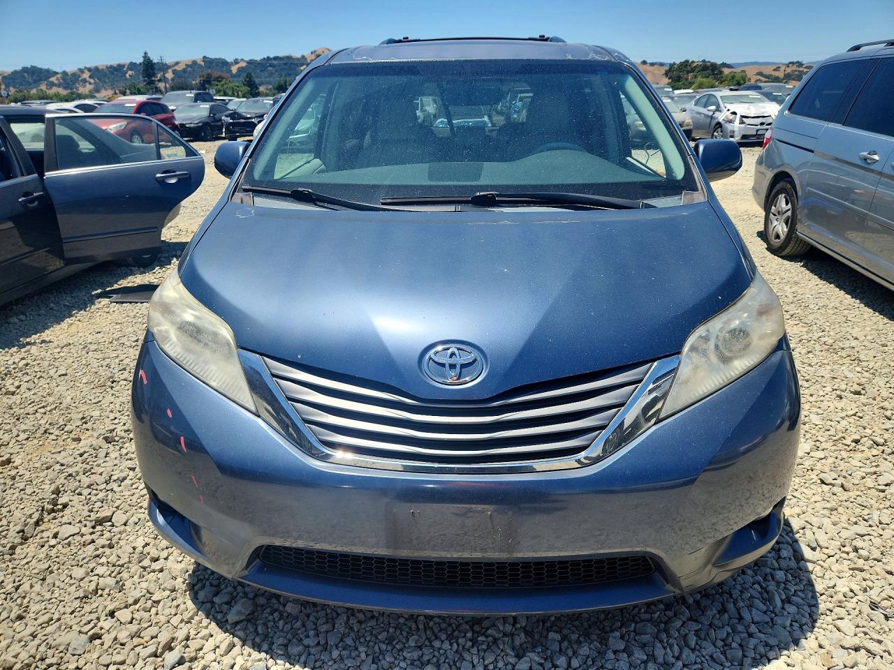 2013 Toyota Sienna Xle 8-passenger Blue vin: 5TDYK3DC0DS355160