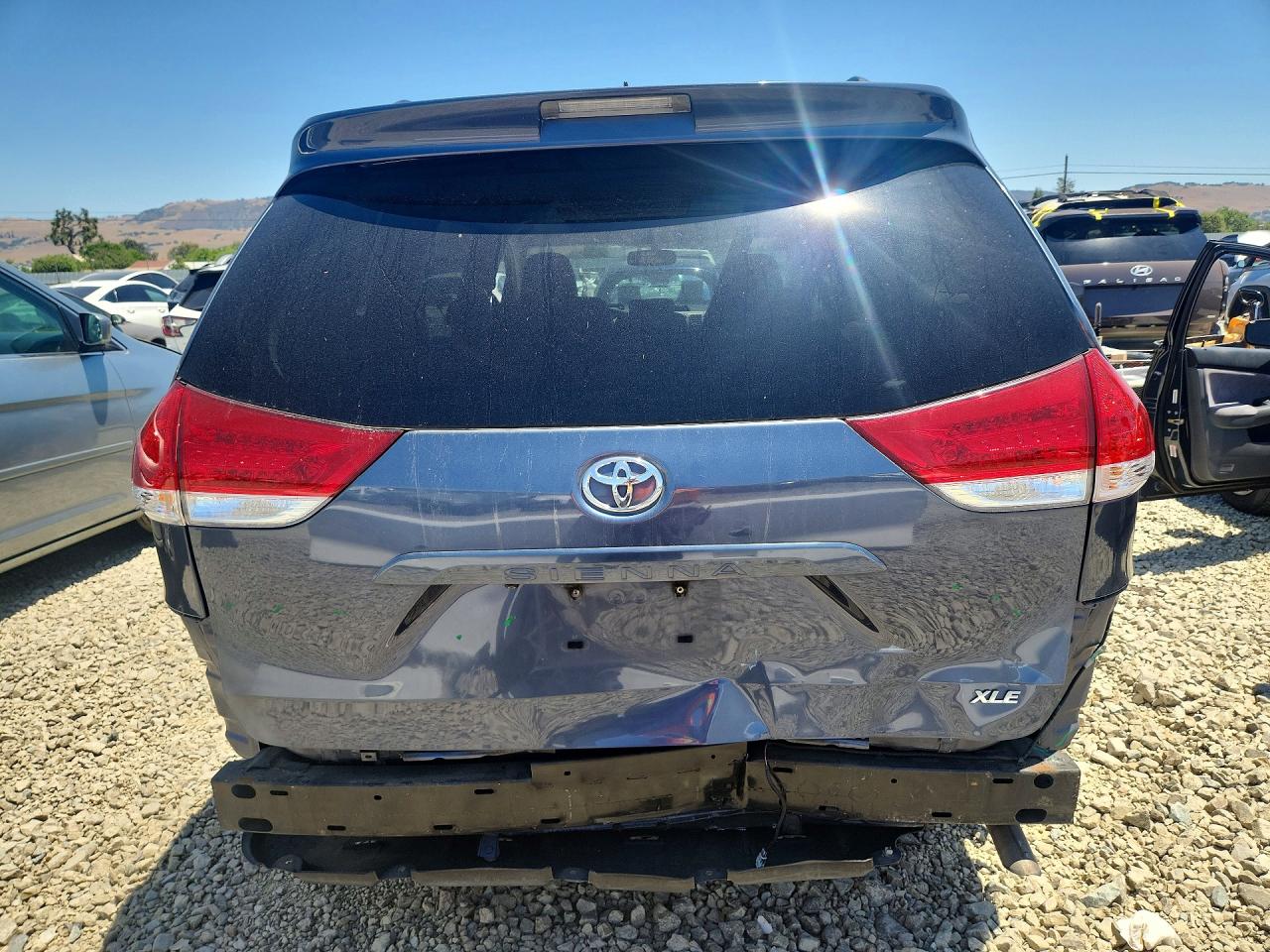 2013 Toyota Sienna Xle 8-passenger Blue vin: 5TDYK3DC0DS355160