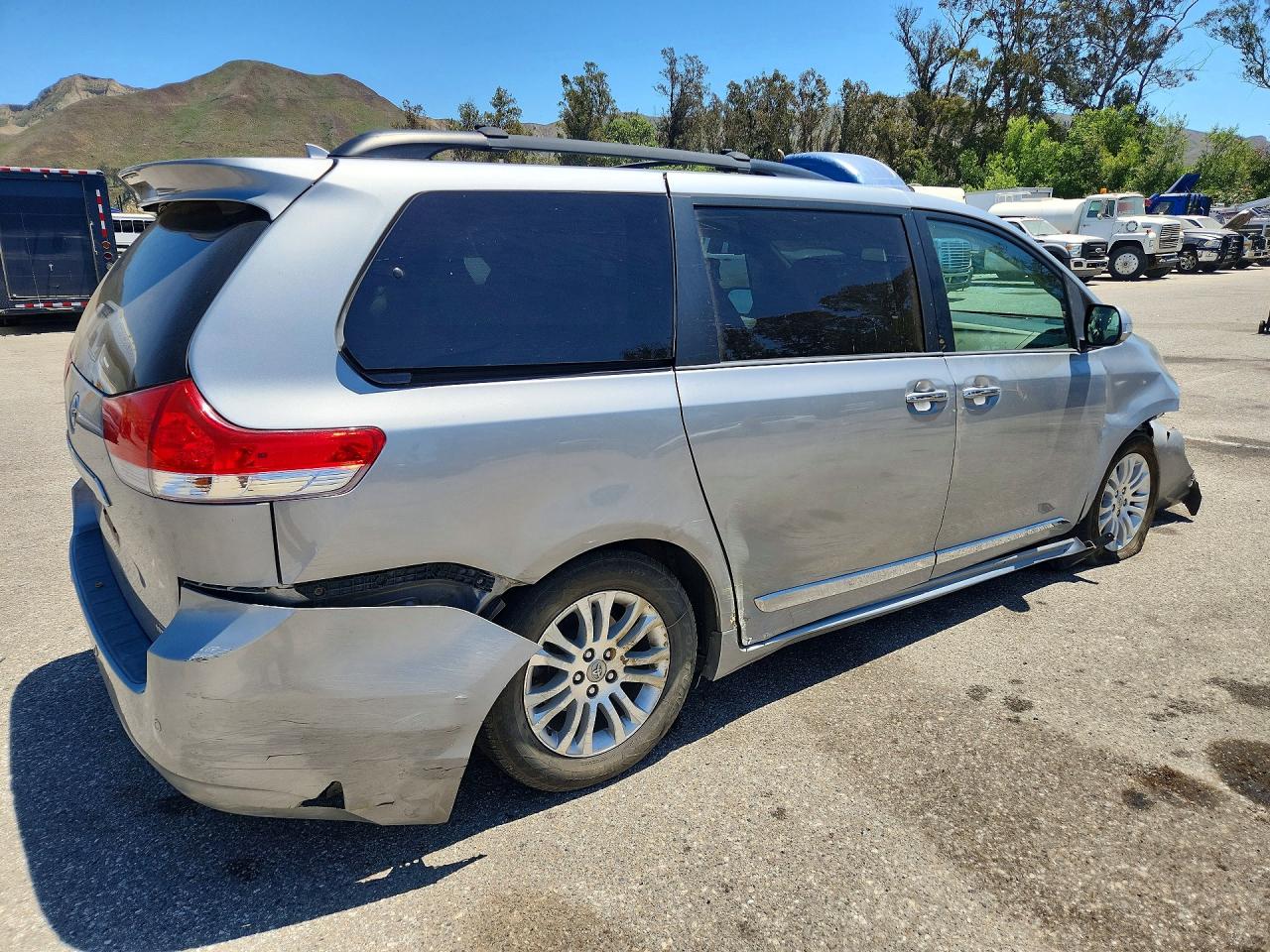 2013 Toyota Sienna Limited 7-passenger Silver vin: 5TDYK3DC0DS357054