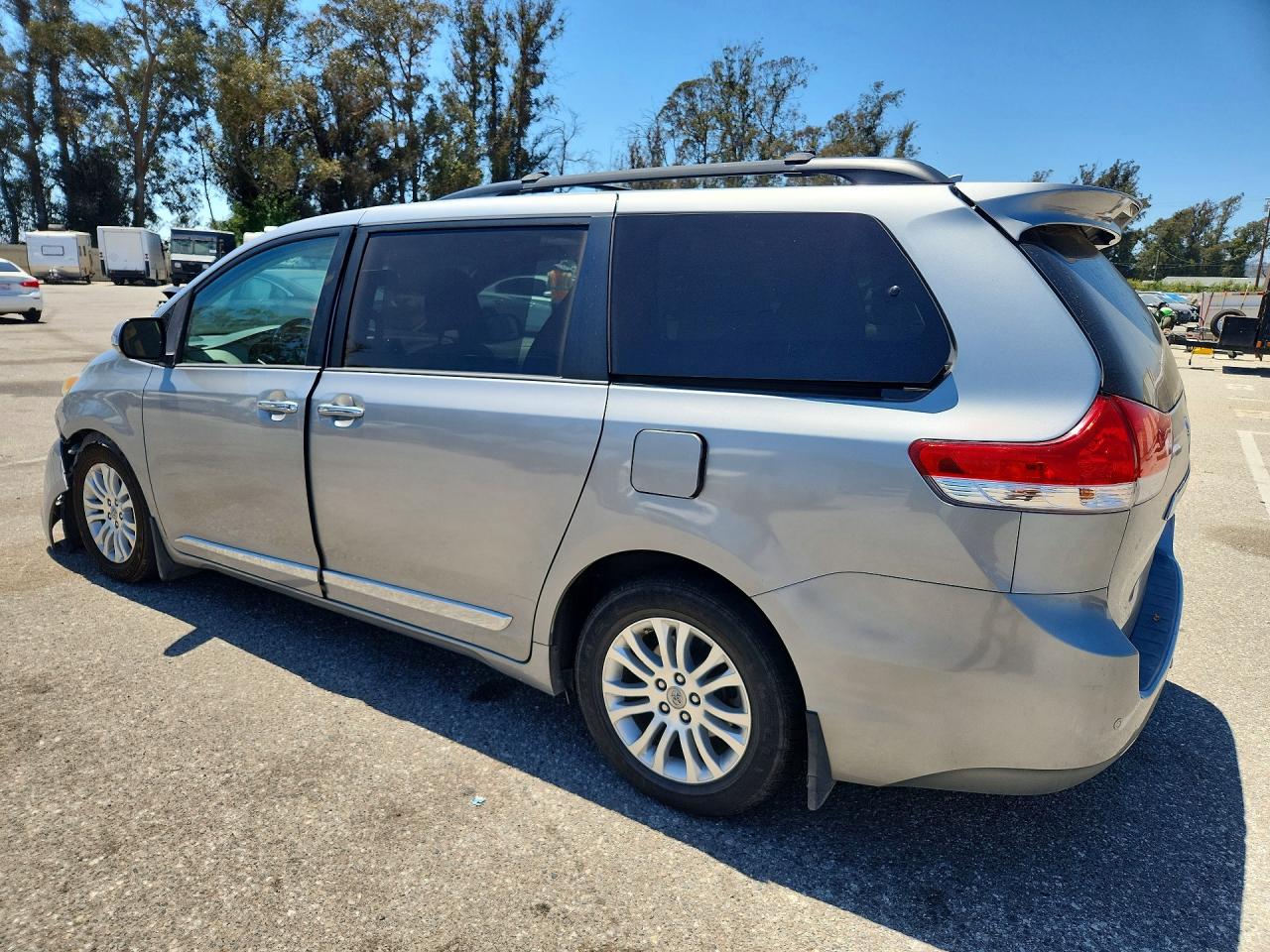 2013 Toyota Sienna Limited 7-passenger Silver vin: 5TDYK3DC0DS357054