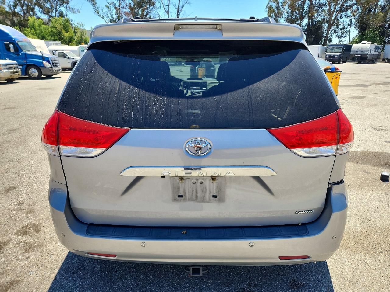 2013 Toyota Sienna Limited 7-passenger Silver vin: 5TDYK3DC0DS357054