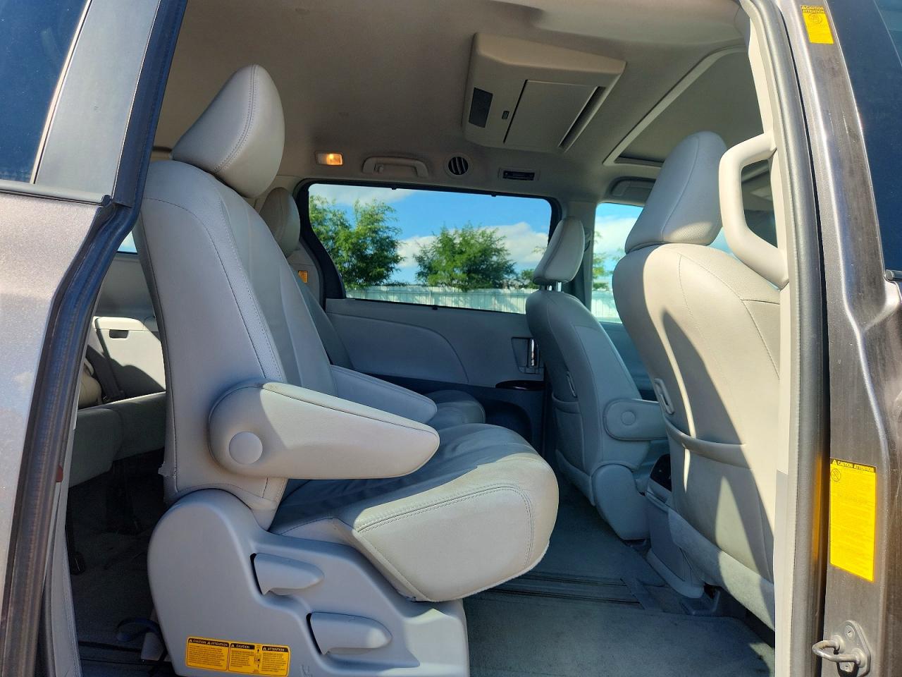 2013 Toyota Sienna Xle 8-passenger Gray vin: 5TDYK3DC0DS386277