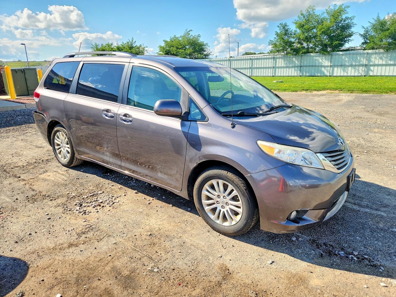 2013 Toyota Sienna Xle 8-passenger Gray vin: 5TDYK3DC0DS386277