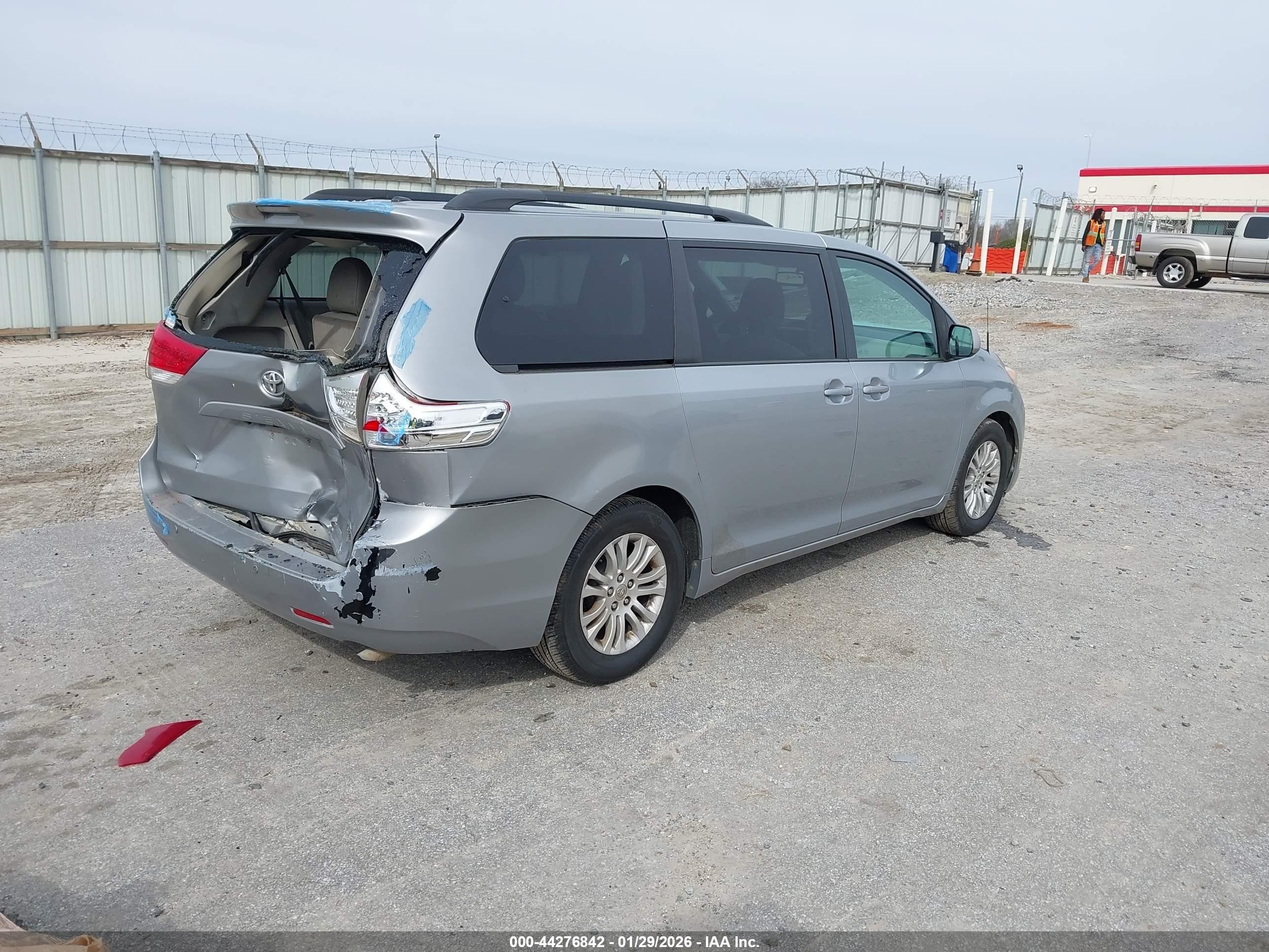 2014 Toyota Sienna Xle/limited Silver vin: 5TDYK3DC0ES409669