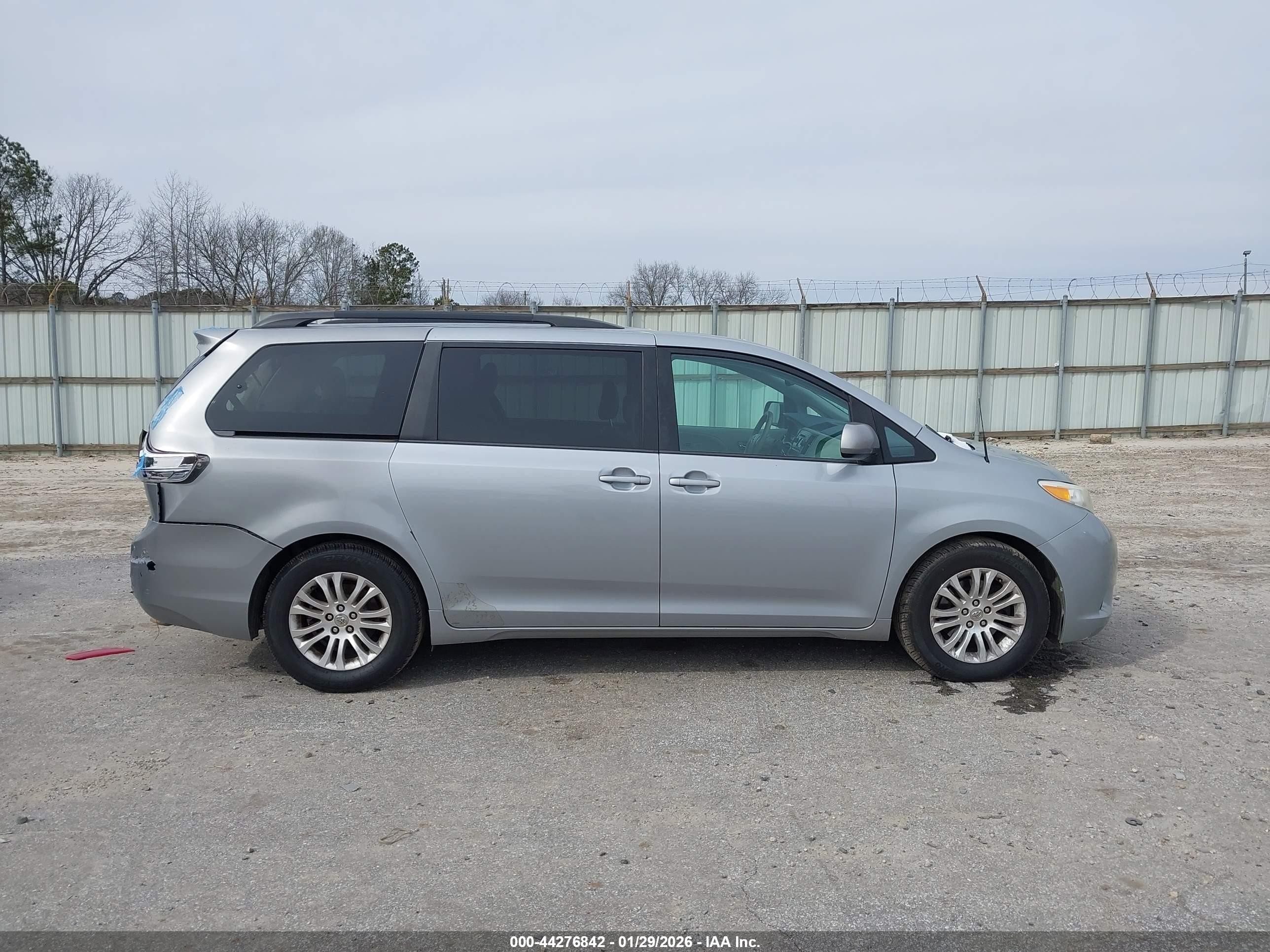 2014 Toyota Sienna Xle/limited Silver vin: 5TDYK3DC0ES409669