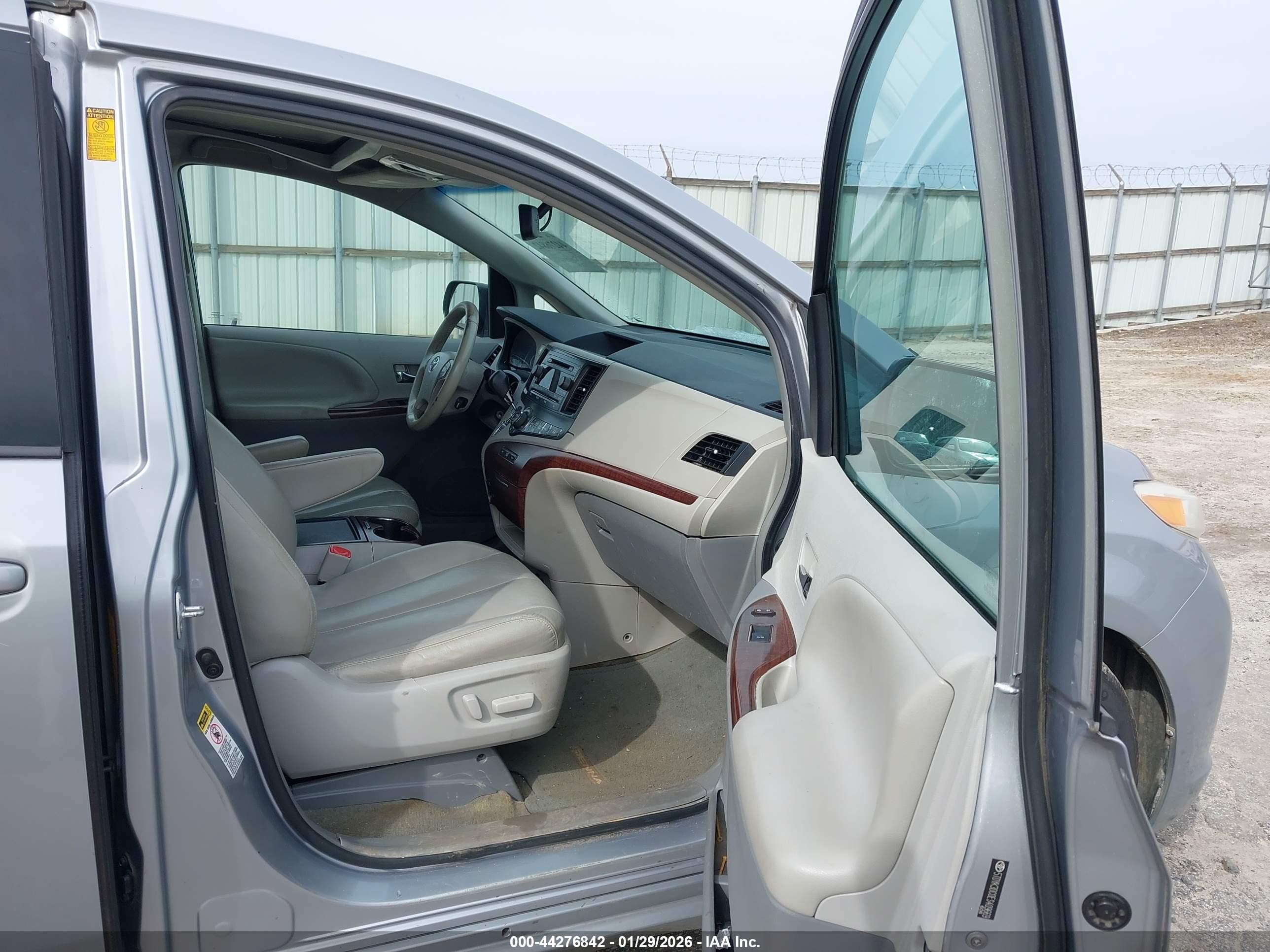 2014 Toyota Sienna Xle/limited Silver vin: 5TDYK3DC0ES409669