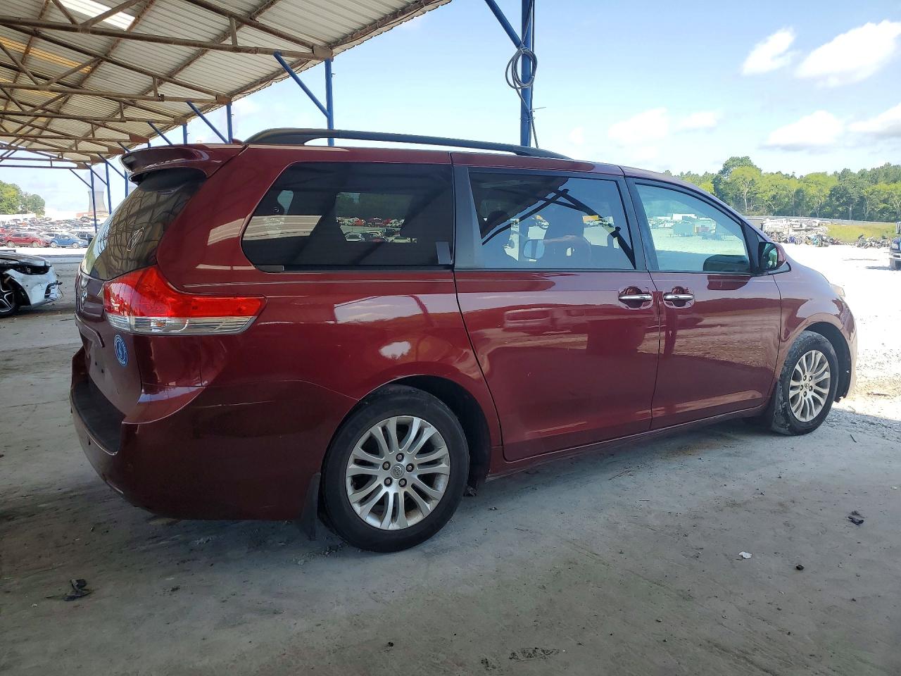 2014 Toyota Sienna Xle 8-passenger Red vin: 5TDYK3DC0ES420185