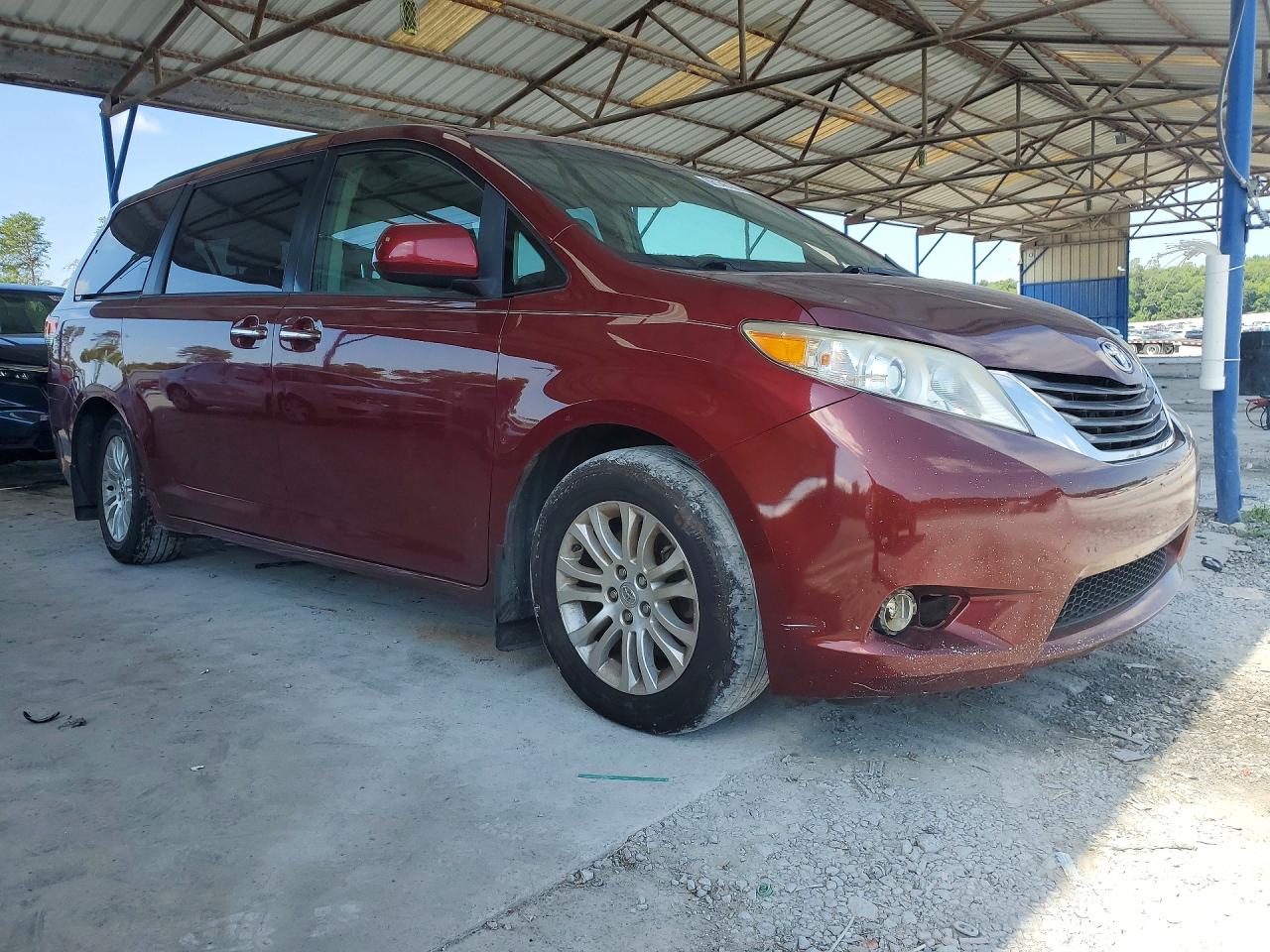 2014 Toyota Sienna Xle 8-passenger Red vin: 5TDYK3DC0ES420185