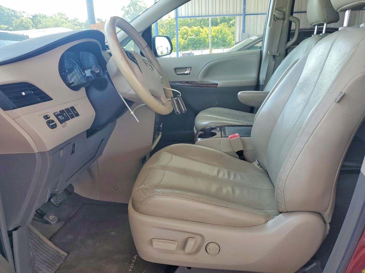 2014 Toyota Sienna Xle 8-passenger Red vin: 5TDYK3DC0ES420185
