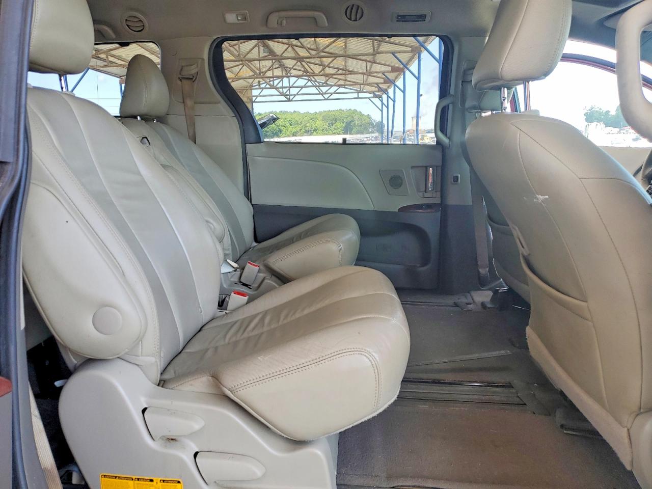 2014 Toyota Sienna Xle 8-passenger Red vin: 5TDYK3DC0ES420185