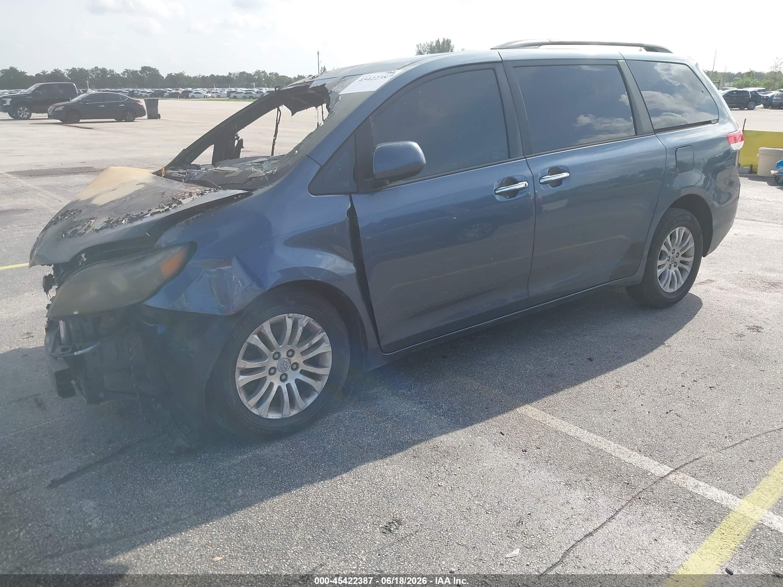 2014 Toyota Sienna Xle V6 8 Passenger Blue vin: 5TDYK3DC0ES430277