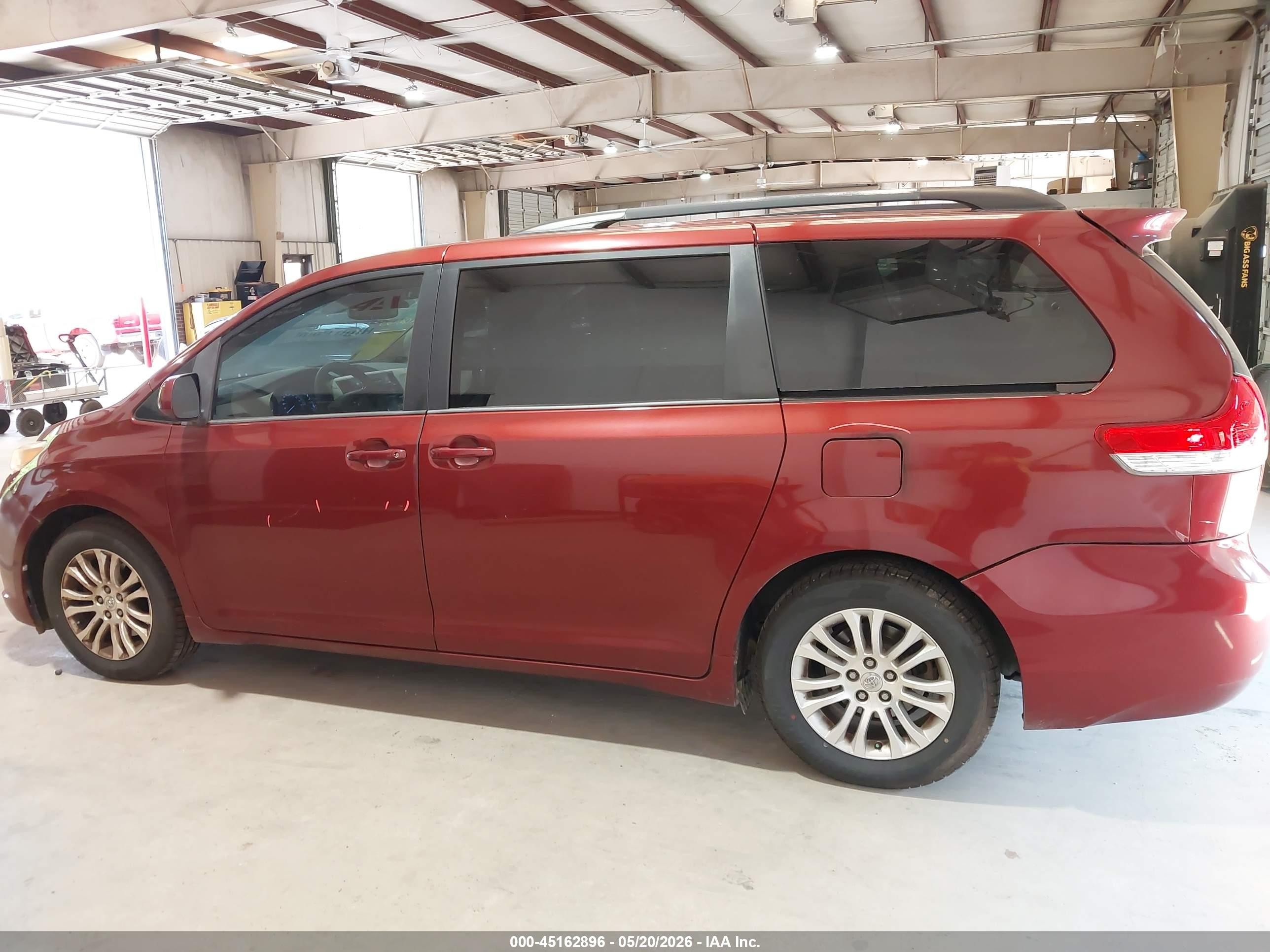 2014 Toyota Sienna Xle V6 8 Passenger Red vin: 5TDYK3DC0ES433938
