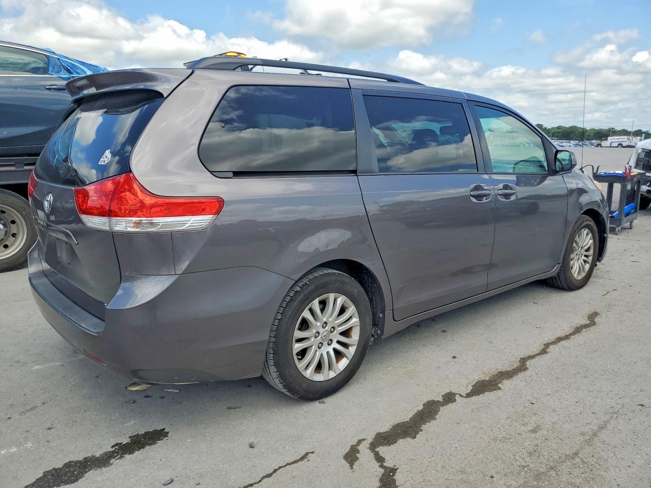 2014 Toyota Sienna Xle 8-passenger Gray vin: 5TDYK3DC0ES460329