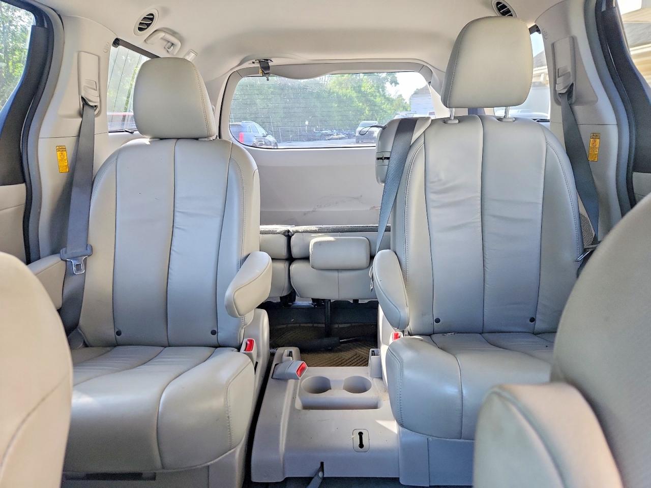 2014 Toyota Sienna Xle 8-passenger Silver vin: 5TDYK3DC0ES475073