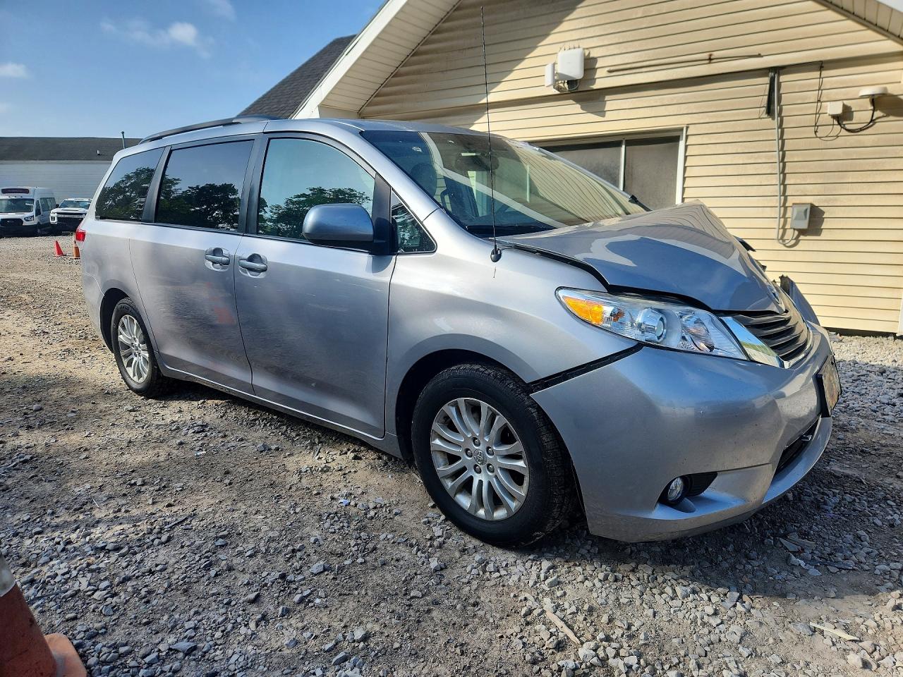 2014 Toyota Sienna Xle 8-passenger Silver vin: 5TDYK3DC0ES475073