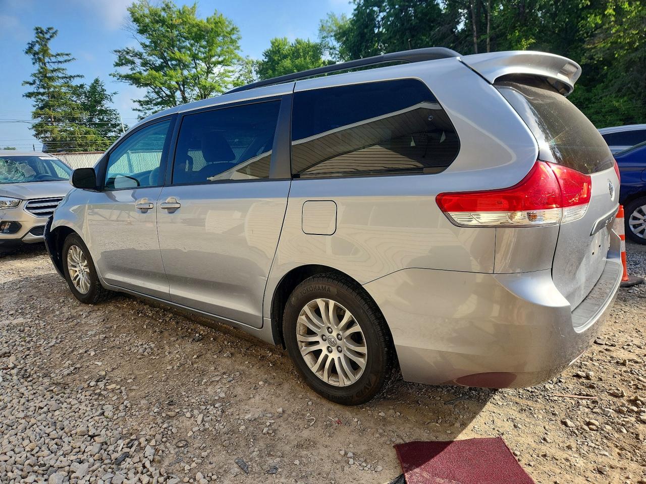 2014 Toyota Sienna Xle 8-passenger Silver vin: 5TDYK3DC0ES475073