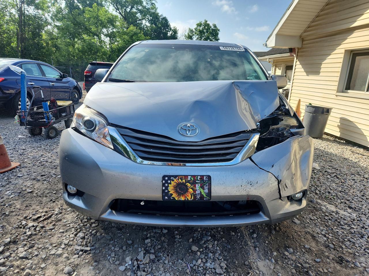 2014 Toyota Sienna Xle 8-passenger Silver vin: 5TDYK3DC0ES475073