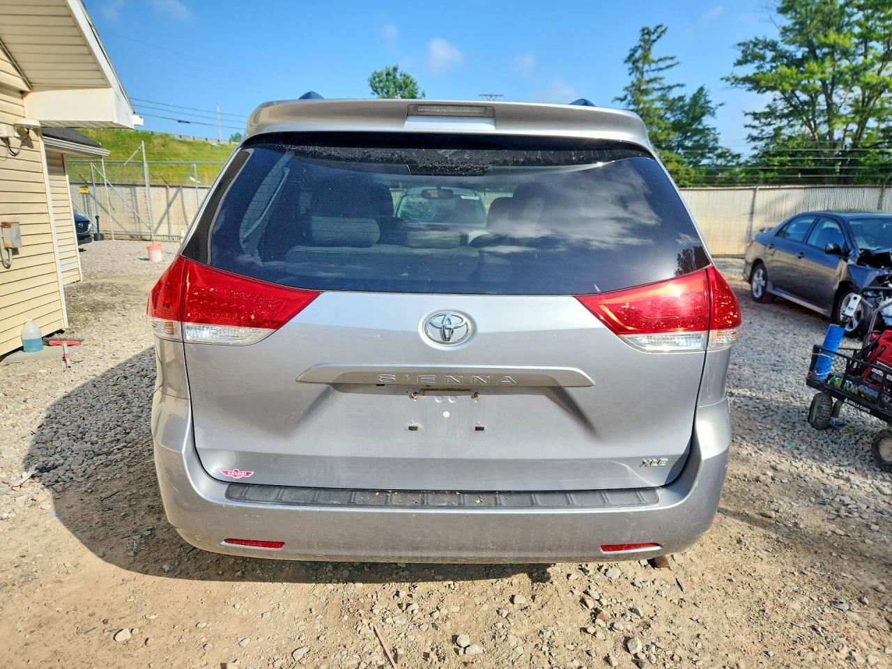 2014 Toyota Sienna Xle 8-passenger Silver vin: 5TDYK3DC0ES475073