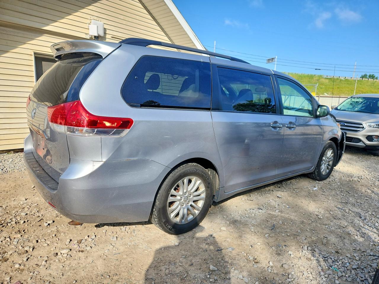 2014 Toyota Sienna Xle 8-passenger Silver vin: 5TDYK3DC0ES475073