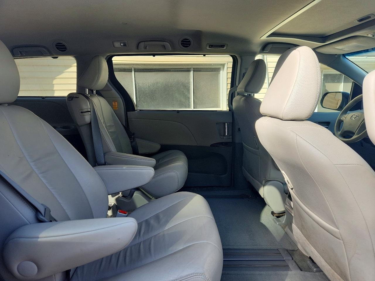 2014 Toyota Sienna Xle 8-passenger Silver vin: 5TDYK3DC0ES475073
