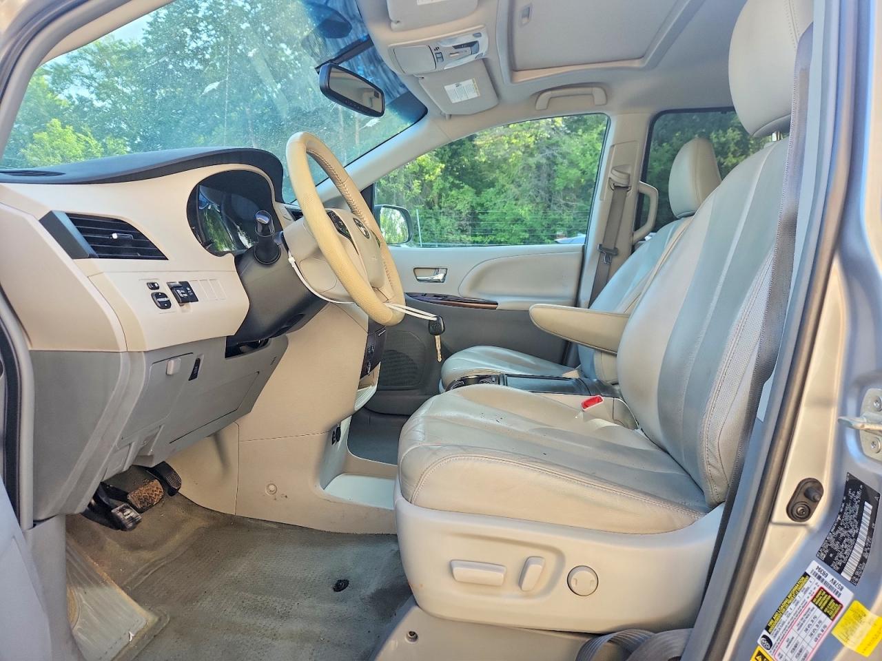 2014 Toyota Sienna Xle 8-passenger Silver vin: 5TDYK3DC0ES475073