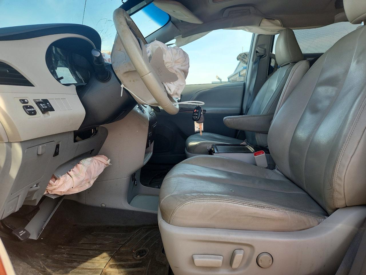 2014 Toyota Sienna Xle 8-passenger Black vin: 5TDYK3DC0ES480516