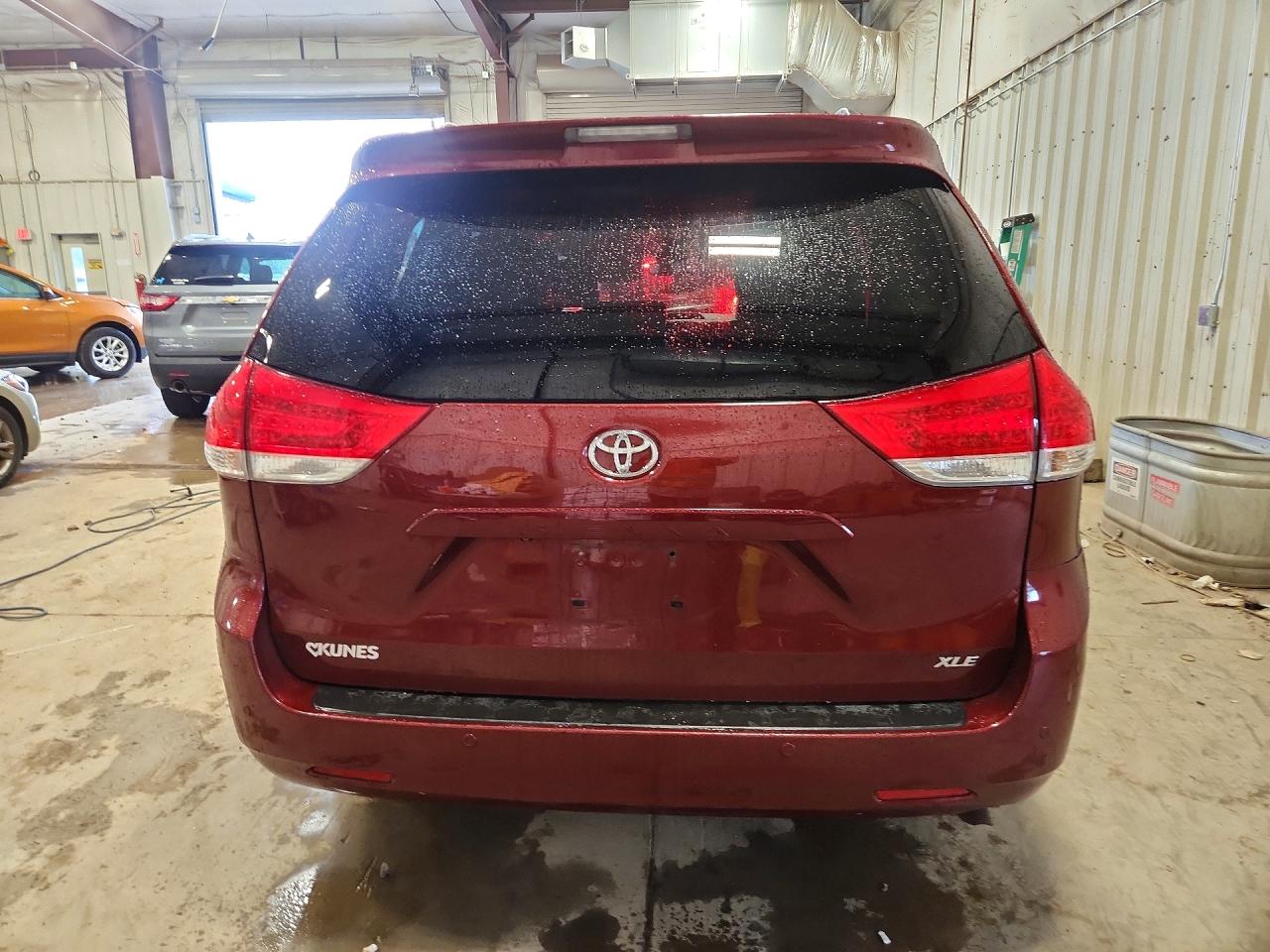 2014 Toyota Sienna Xle 8-passenger Red vin: 5TDYK3DC0ES499051