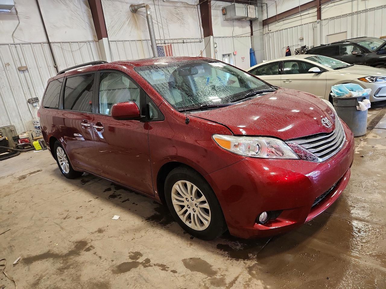2014 Toyota Sienna Xle 8-passenger Red vin: 5TDYK3DC0ES499051