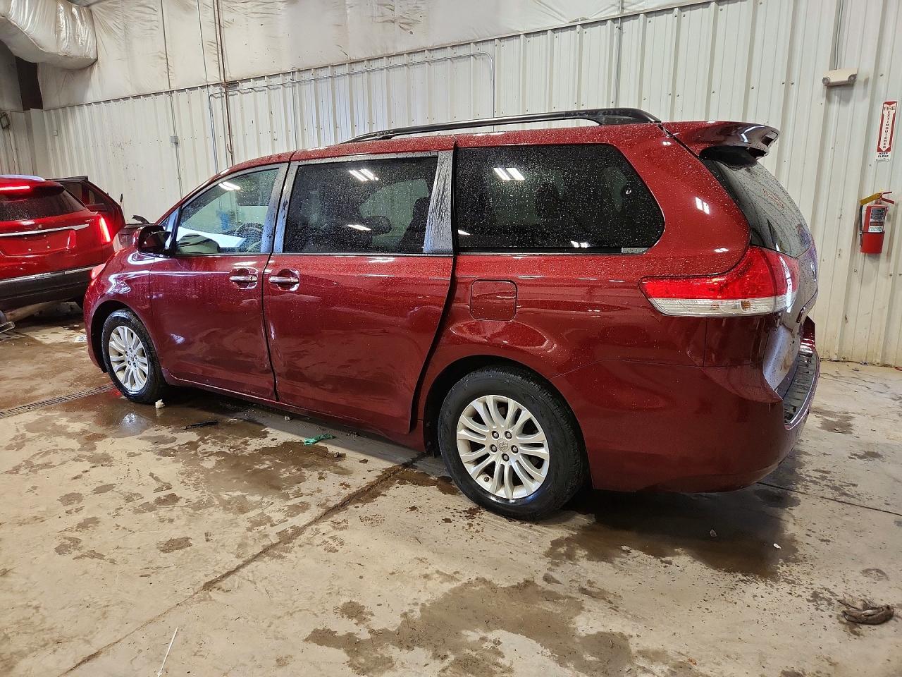 2014 Toyota Sienna Xle 8-passenger Red vin: 5TDYK3DC0ES499051
