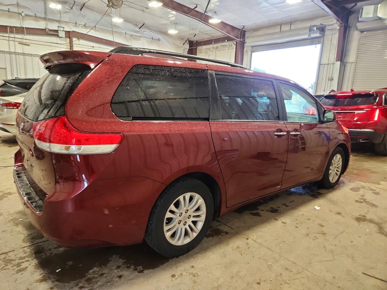 2014 Toyota Sienna Xle 8-passenger Red vin: 5TDYK3DC0ES499051