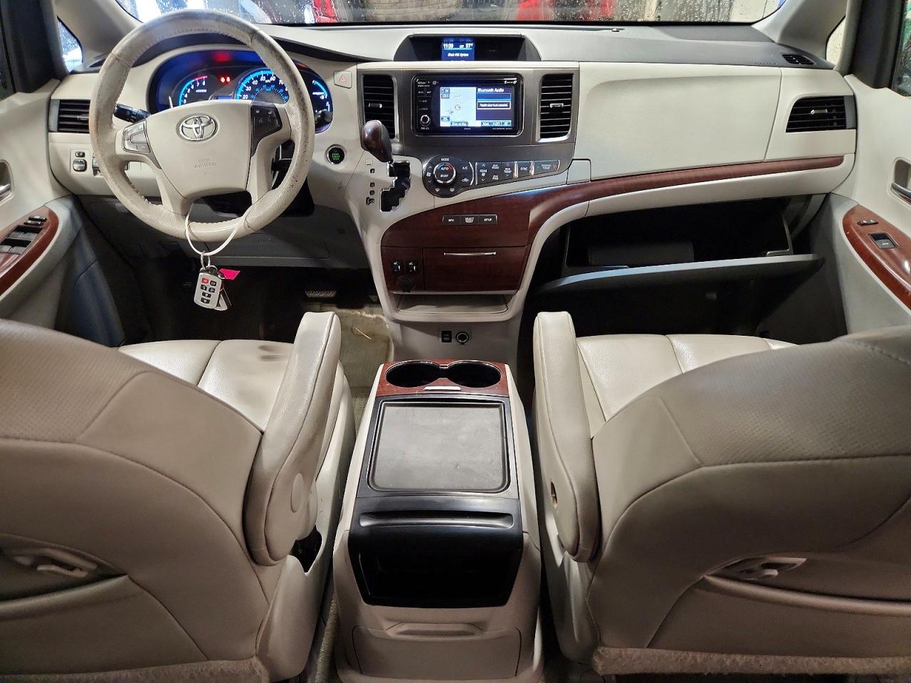 2014 Toyota Sienna Xle 8-passenger Red vin: 5TDYK3DC0ES499051