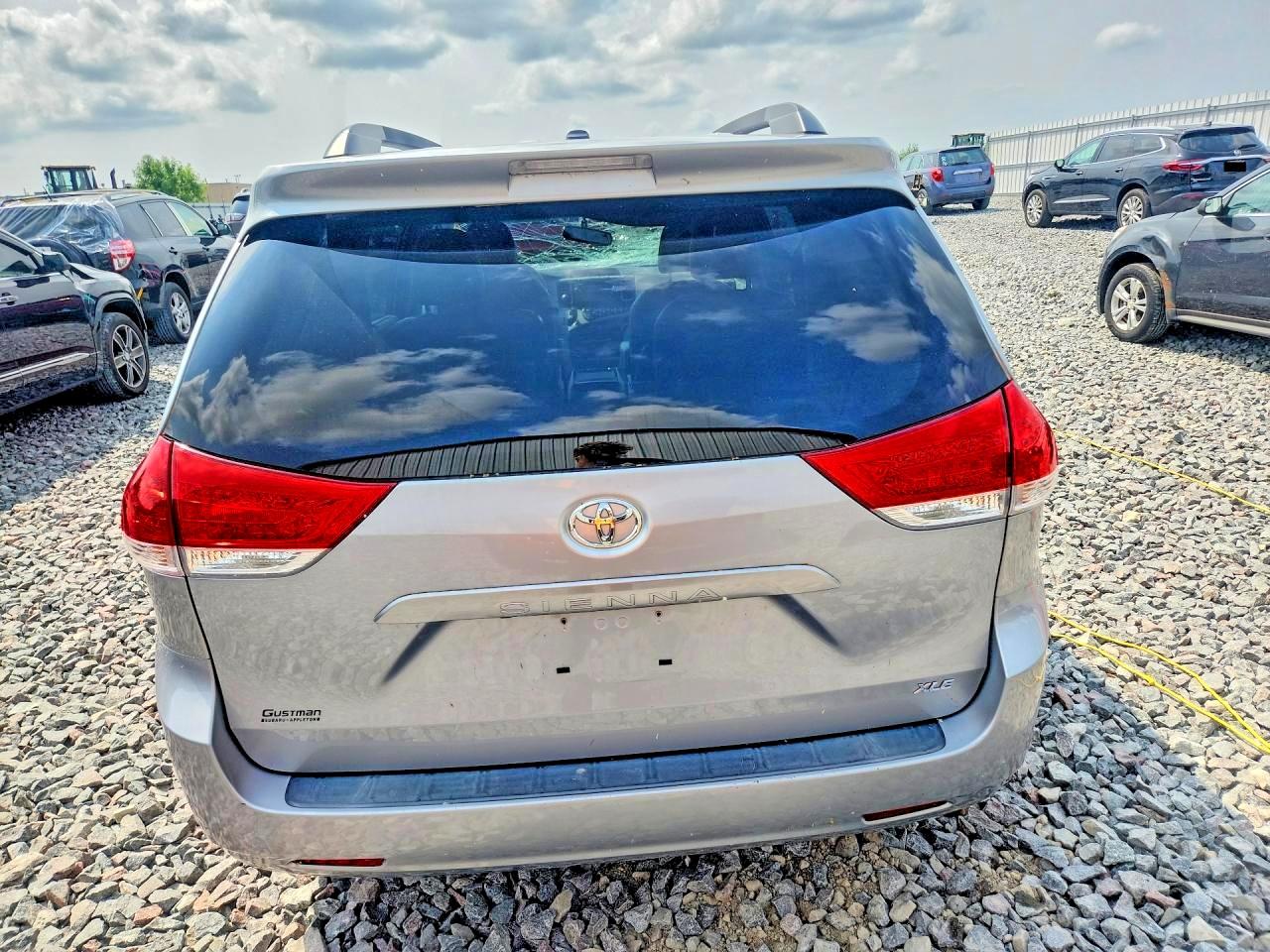 2014 Toyota Sienna Xle 8-passenger Silver vin: 5TDYK3DC0ES509710