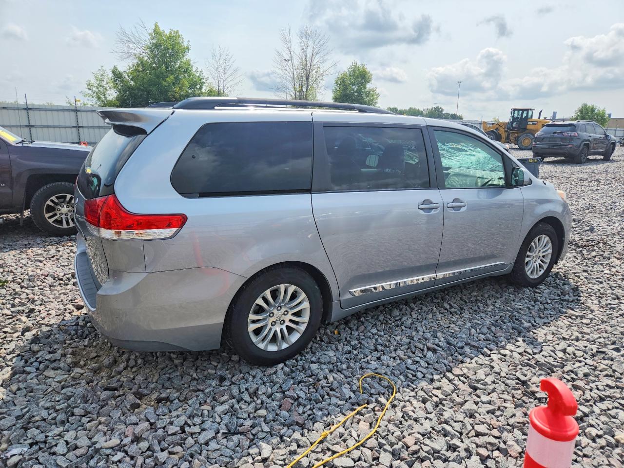 2014 Toyota Sienna Xle 8-passenger Silver vin: 5TDYK3DC0ES509710