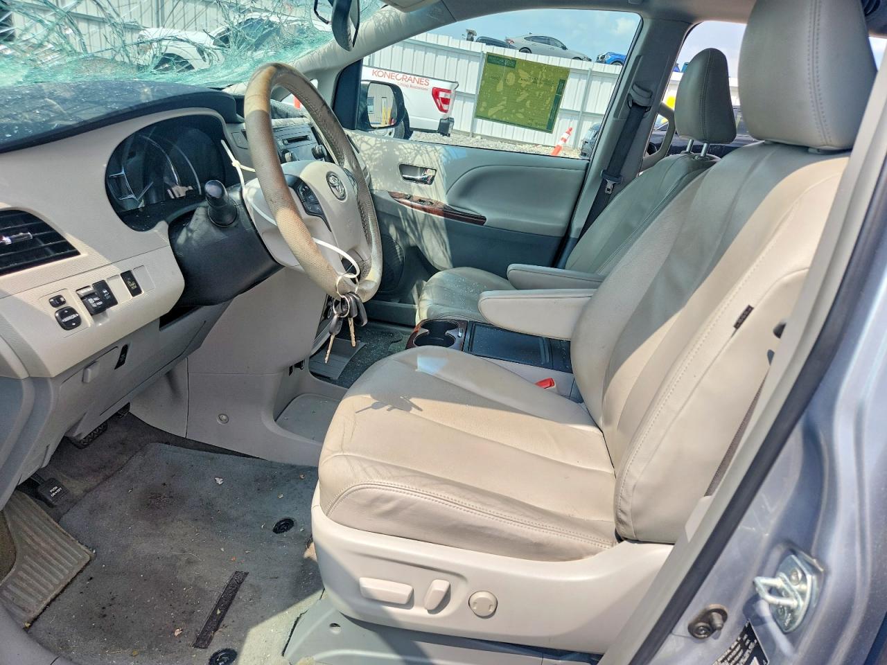 2014 Toyota Sienna Xle 8-passenger Silver vin: 5TDYK3DC0ES509710