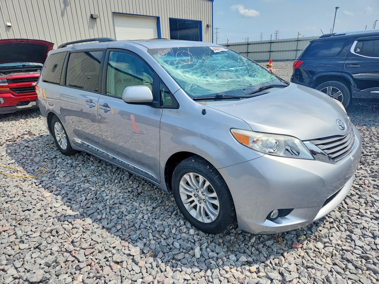 2014 Toyota Sienna Xle 8-passenger Silver vin: 5TDYK3DC0ES509710
