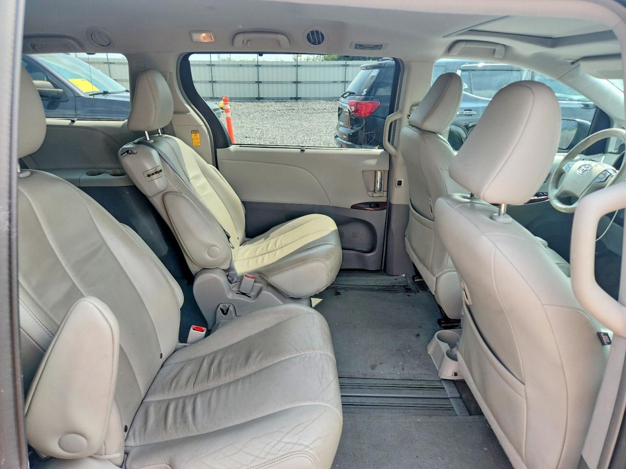2014 Toyota Sienna Xle 8-passenger Silver vin: 5TDYK3DC0ES509710