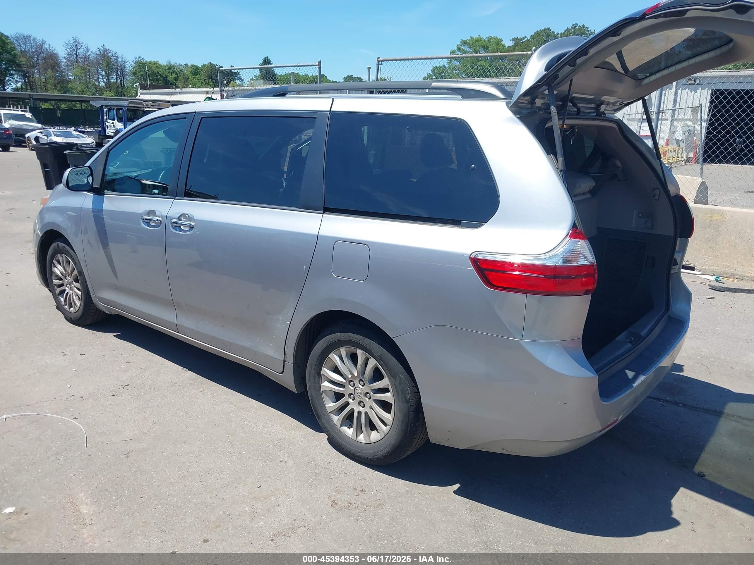 2015 Toyota Sienna Xle 8 Passenger Gray vin: 5TDYK3DC0FS544765