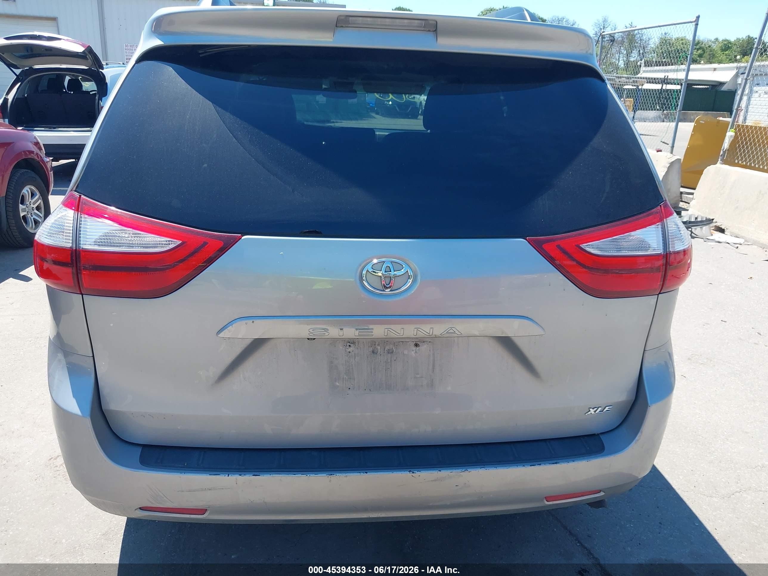 2015 Toyota Sienna Xle 8 Passenger Gray vin: 5TDYK3DC0FS544765