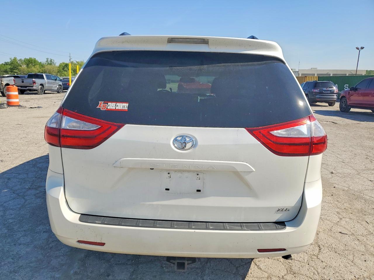 2015 Toyota Sienna Xle 8-passenger White vin: 5TDYK3DC0FS561534
