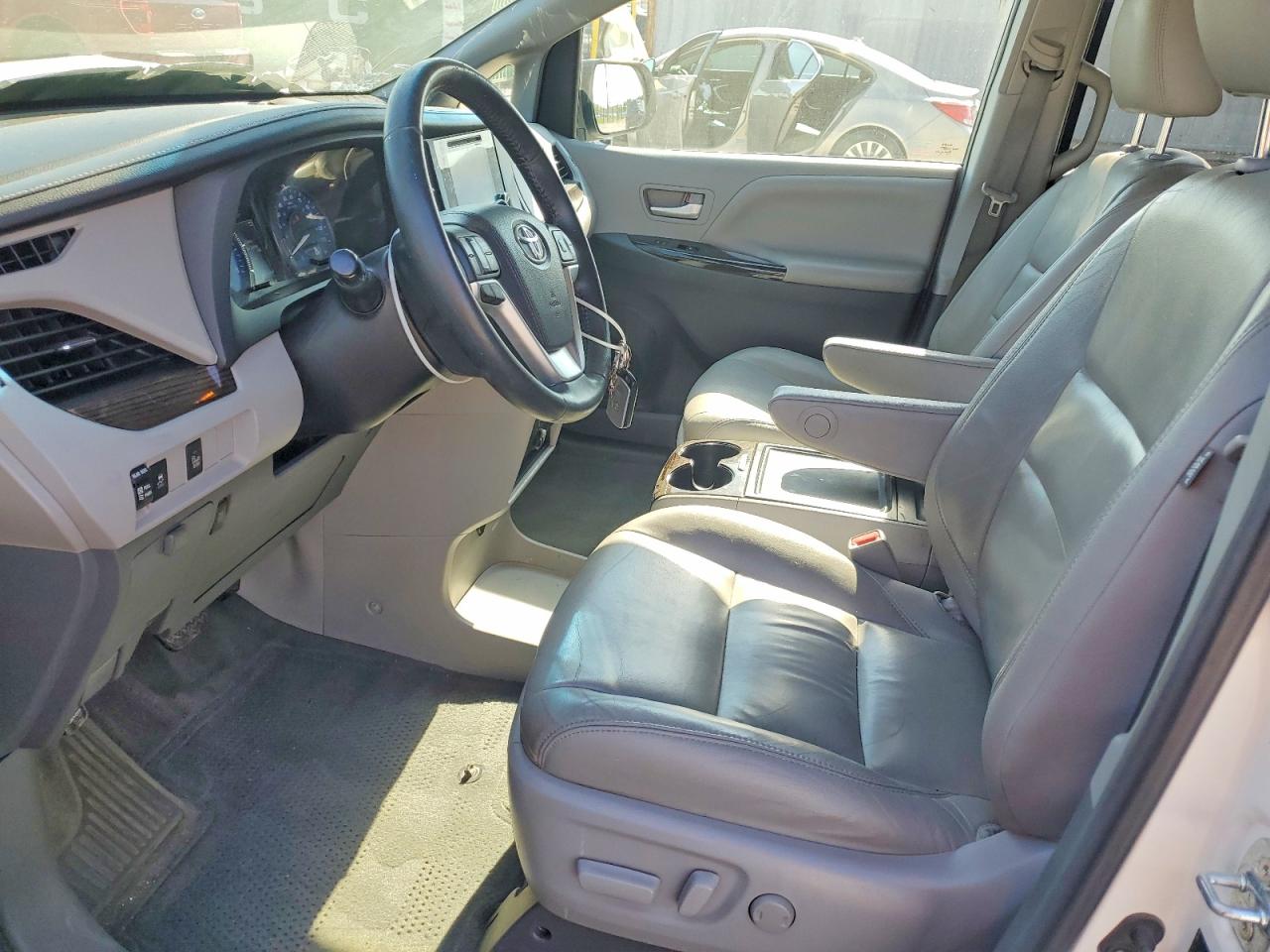 2015 Toyota Sienna Xle 8-passenger White vin: 5TDYK3DC0FS561534