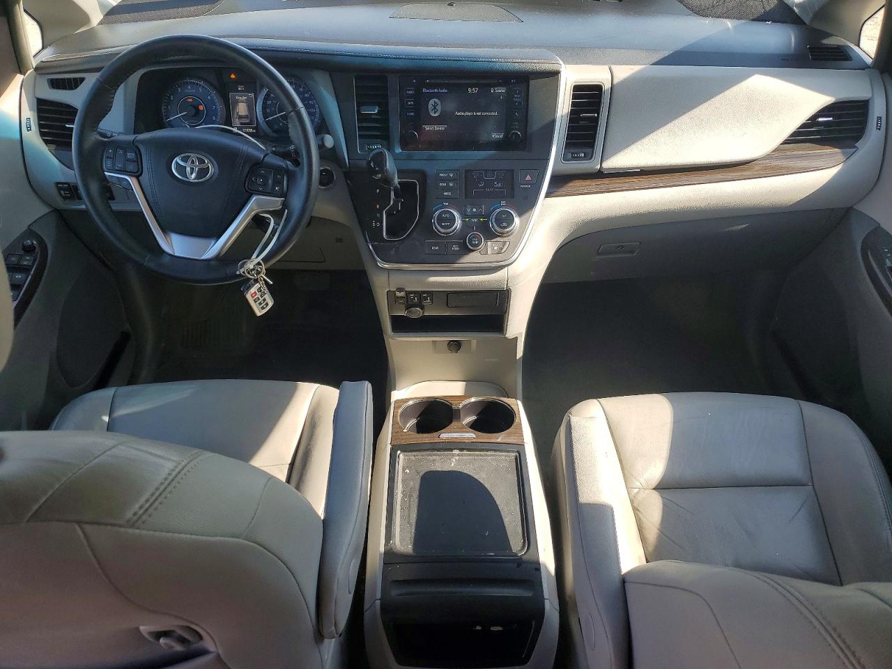 2015 Toyota Sienna Xle 8-passenger White vin: 5TDYK3DC0FS561534