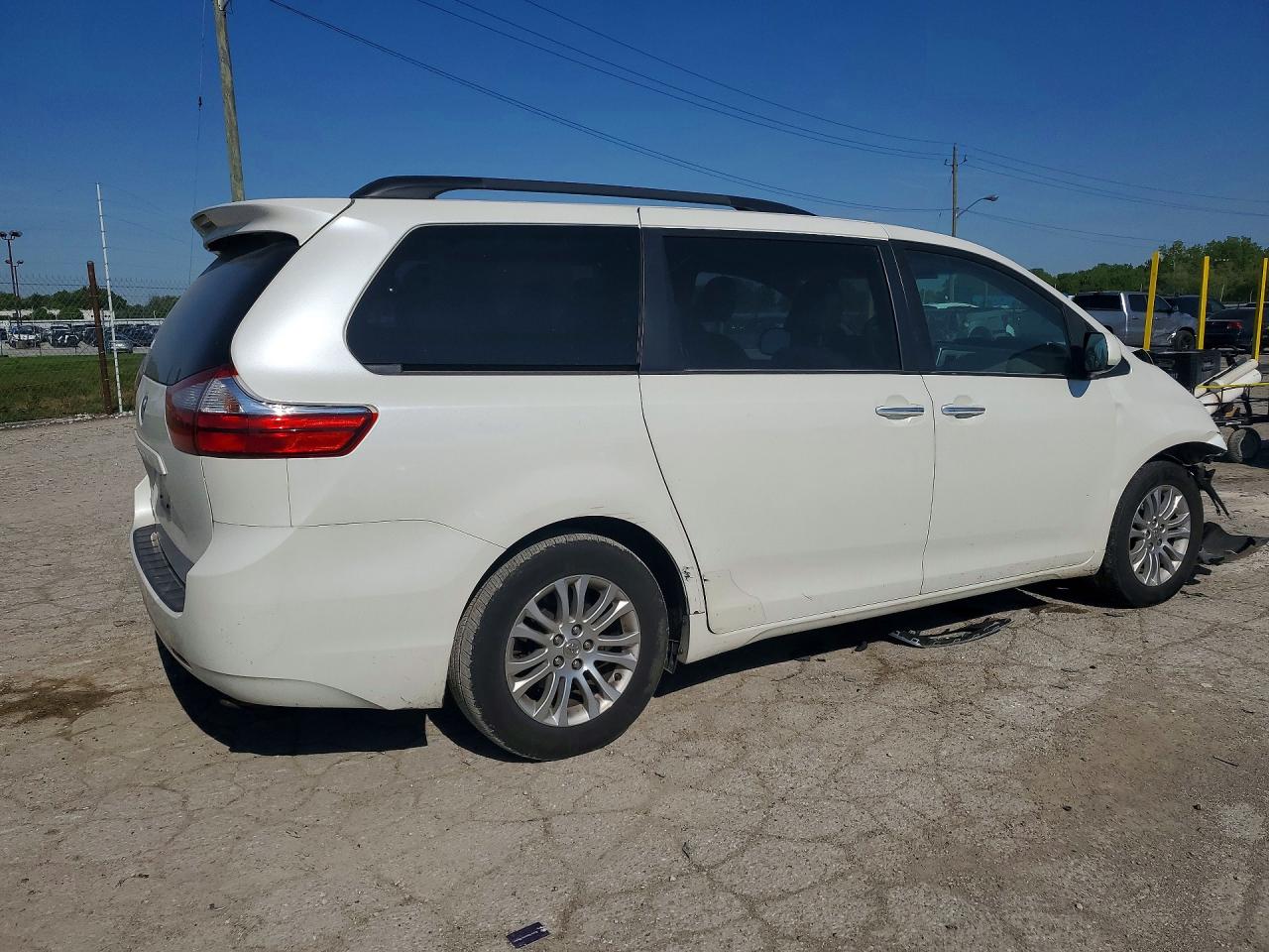 2015 Toyota Sienna Xle 8-passenger White vin: 5TDYK3DC0FS561534