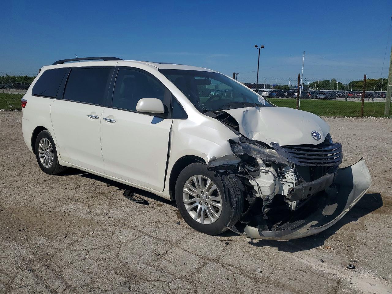 2015 Toyota Sienna Xle 8-passenger White vin: 5TDYK3DC0FS561534