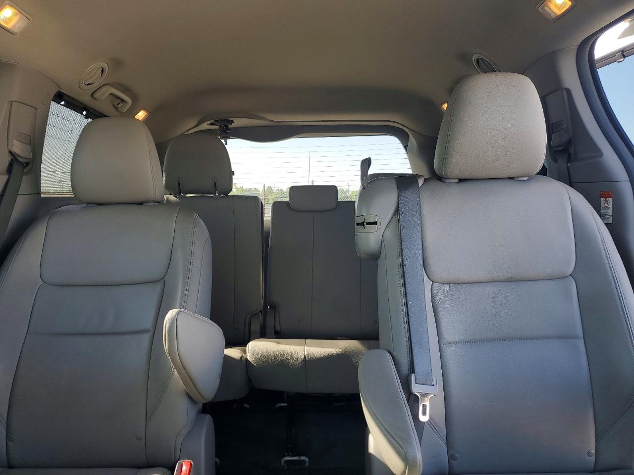 2015 Toyota Sienna Xle 8-passenger White vin: 5TDYK3DC0FS561534