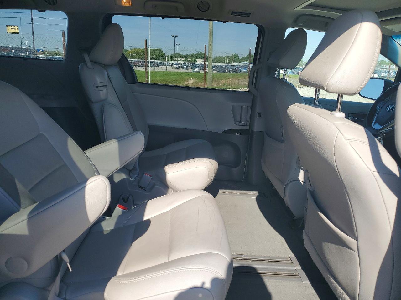 2015 Toyota Sienna Xle 8-passenger White vin: 5TDYK3DC0FS561534