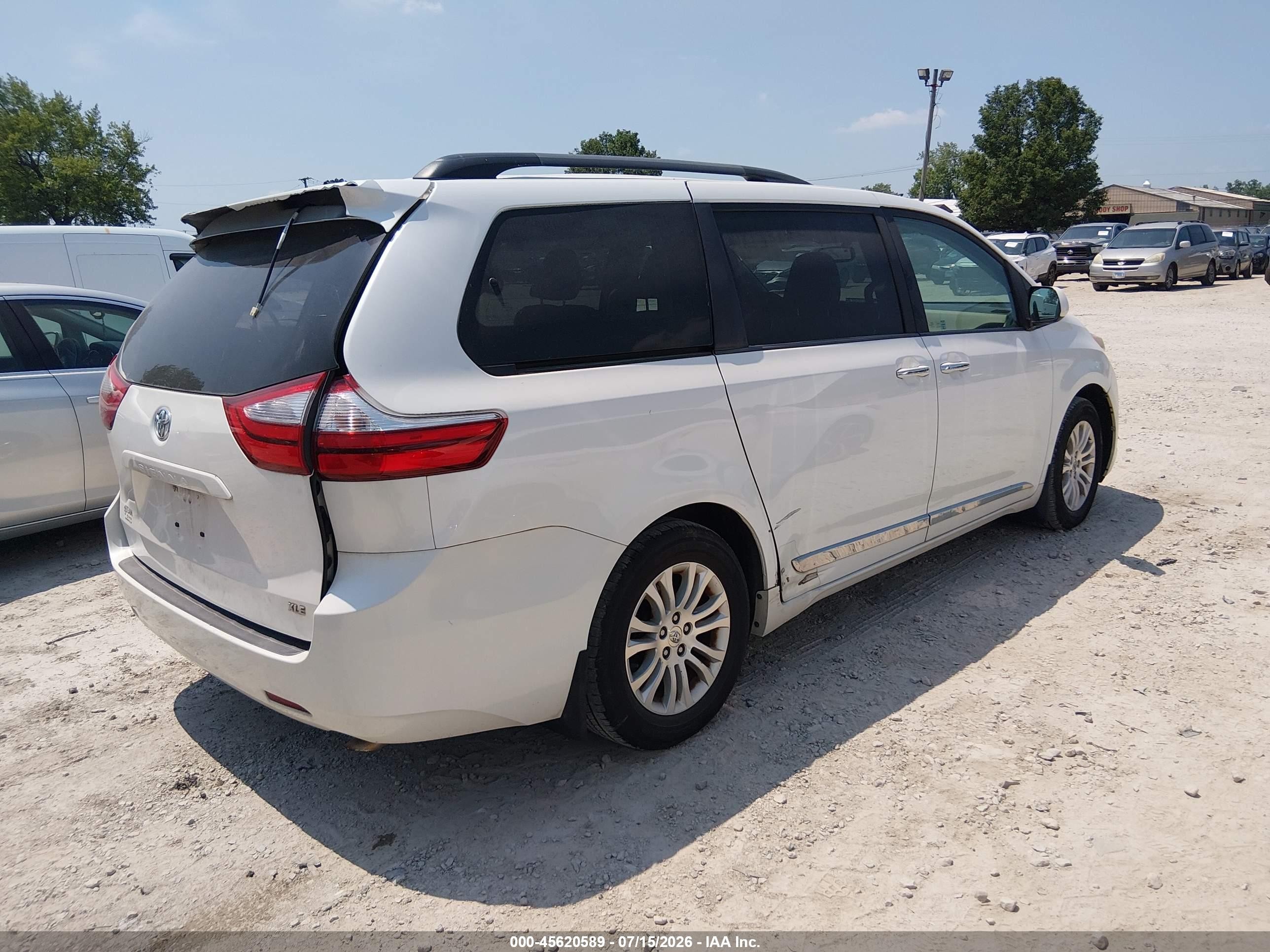 2015 Toyota Sienna Xle 8 Passenger Silver vin: 5TDYK3DC0FS563350