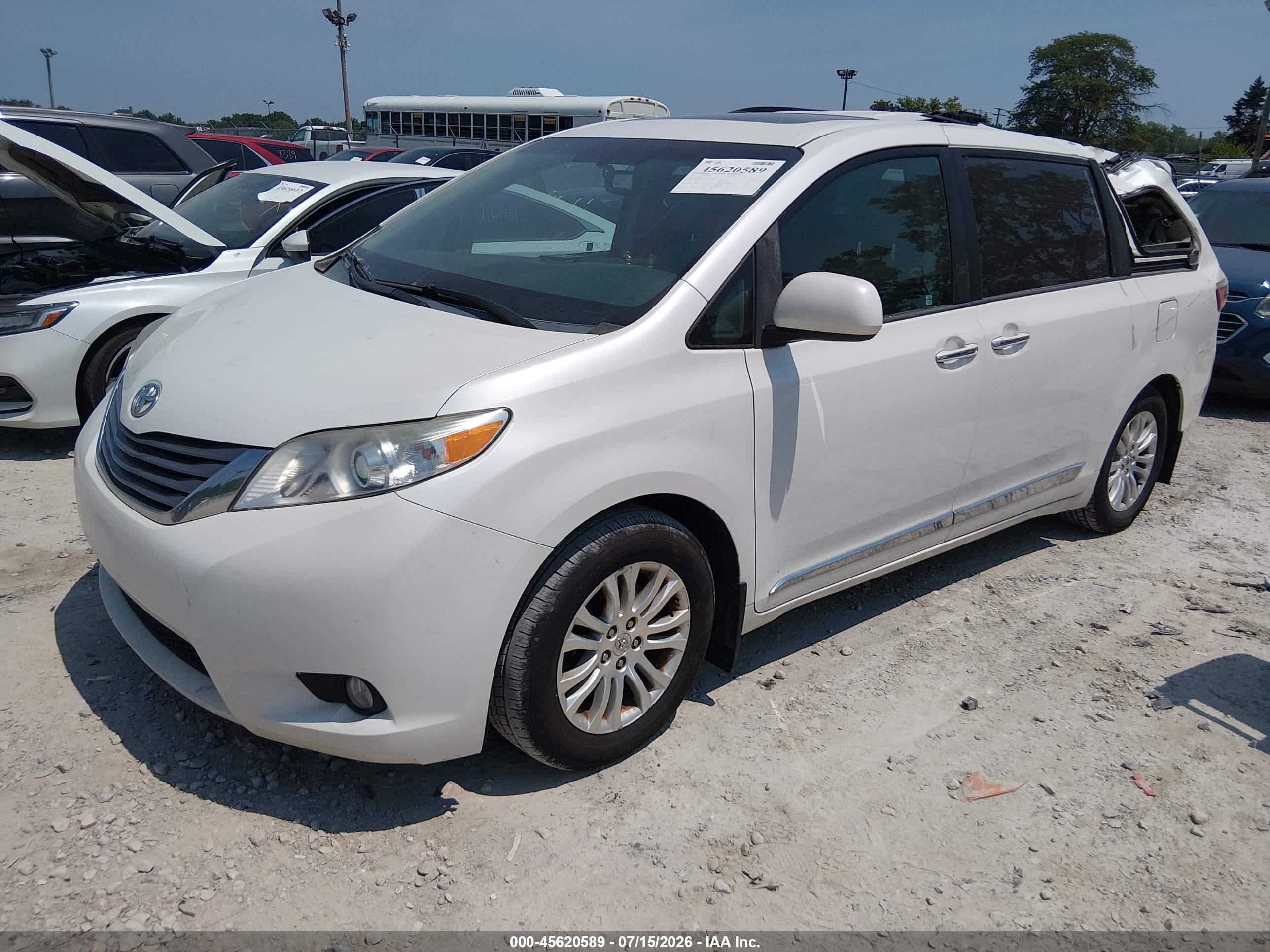 2015 Toyota Sienna Xle 8 Passenger Silver vin: 5TDYK3DC0FS563350