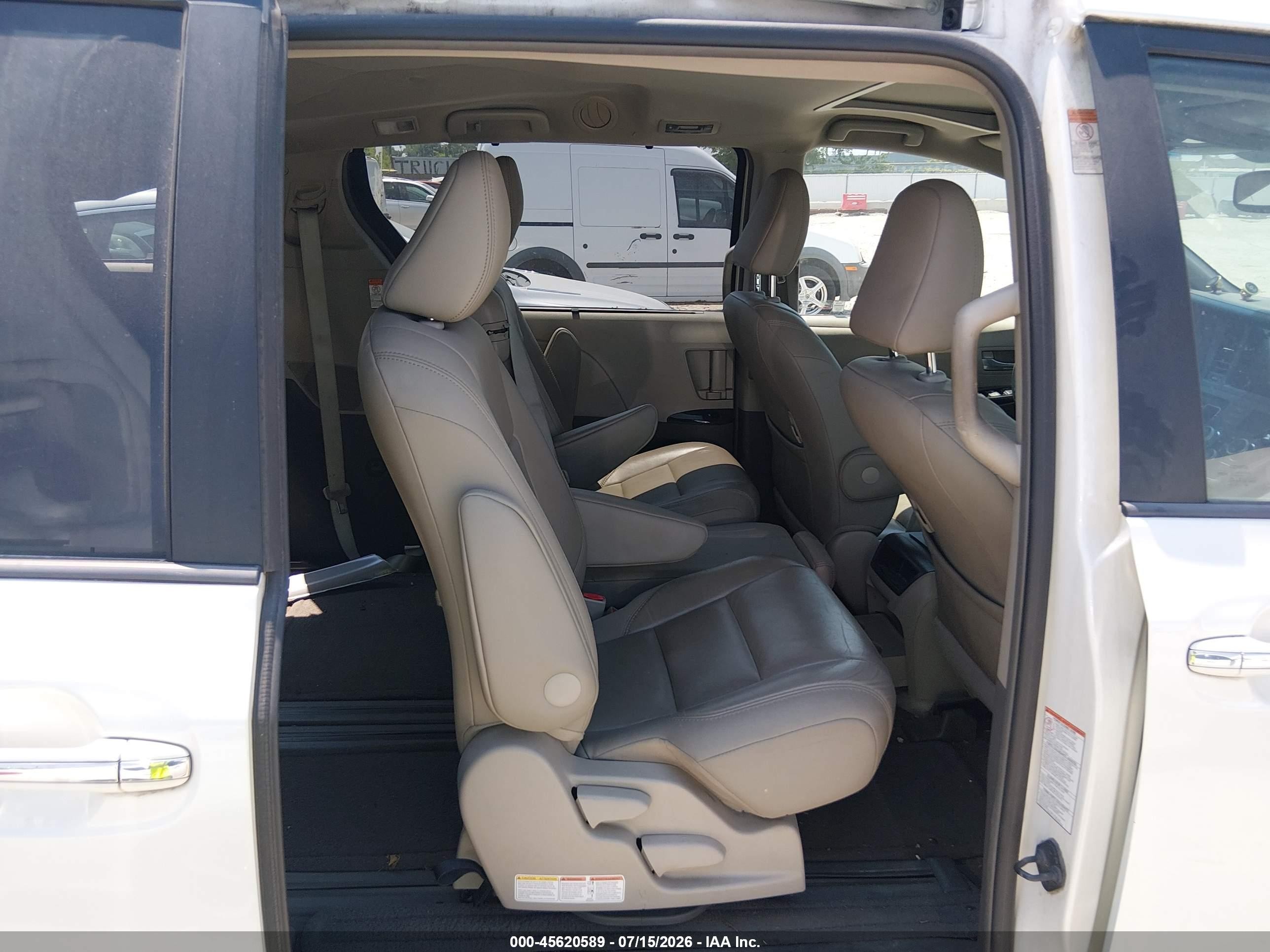 2015 Toyota Sienna Xle 8 Passenger Silver vin: 5TDYK3DC0FS563350