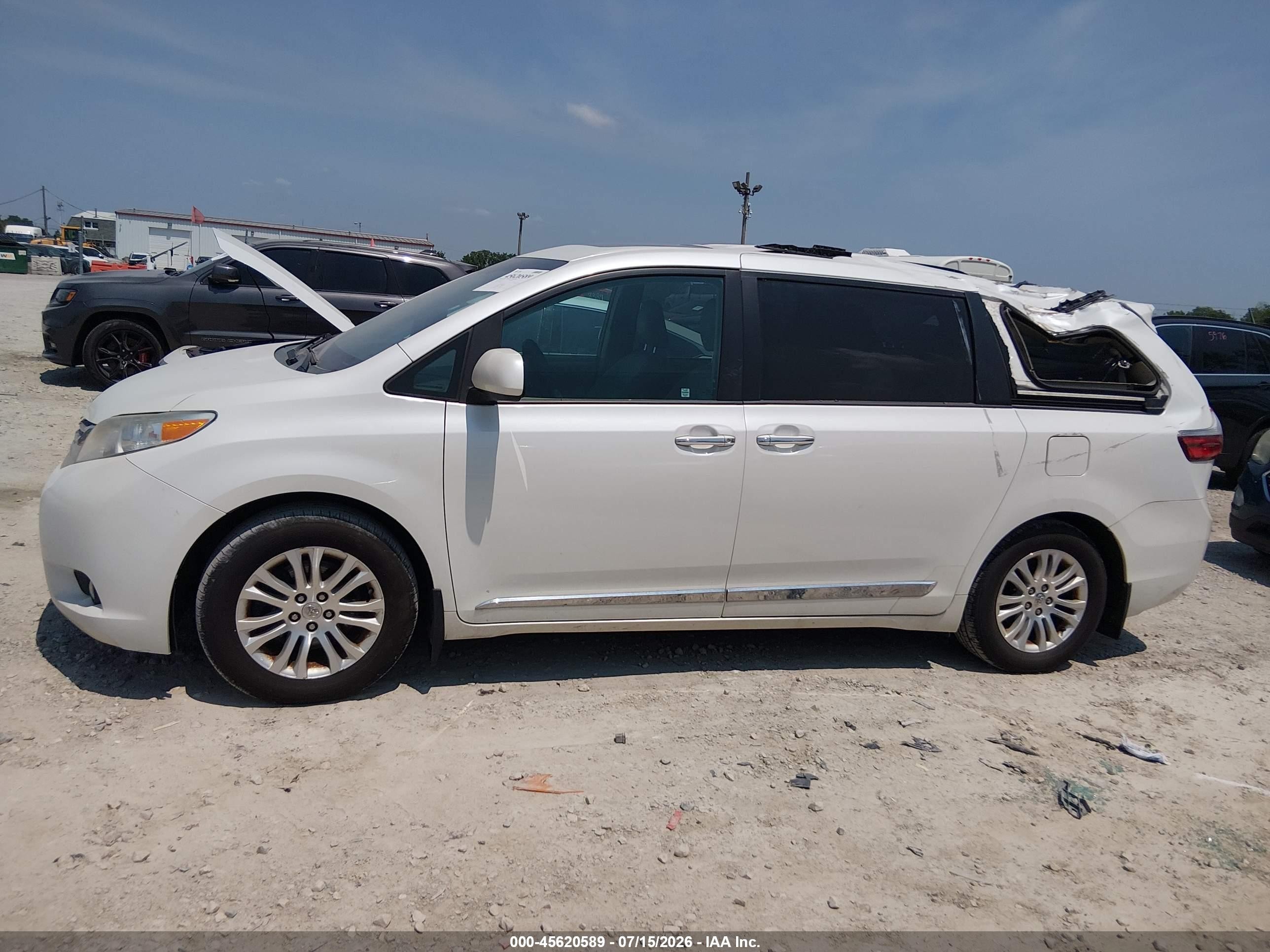2015 Toyota Sienna Xle 8 Passenger Silver vin: 5TDYK3DC0FS563350